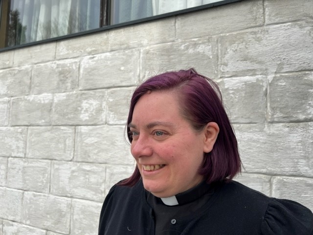 Marta med lilla hår.